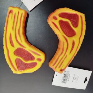 Juguete en forma de carne con hueso