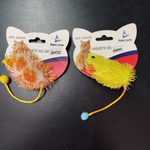 Raton con pluma y cascabel