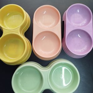 Platos dobles de plástico en varios colores